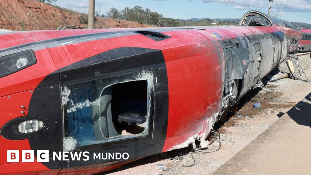 "Necesito que paren el tráfico en las vías urgentemente": los audios de las llamadas entre los trenes y el centro de mando segundos después del accidente que dejó 45 muertos en España