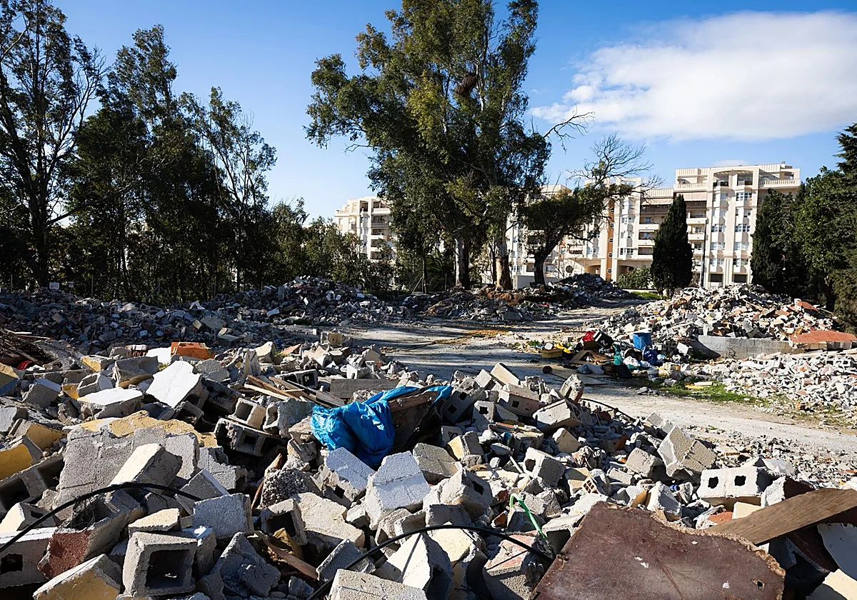 Las caballerizas de Teatinos, un vertedero tras la prohibición de los coches de caballos
