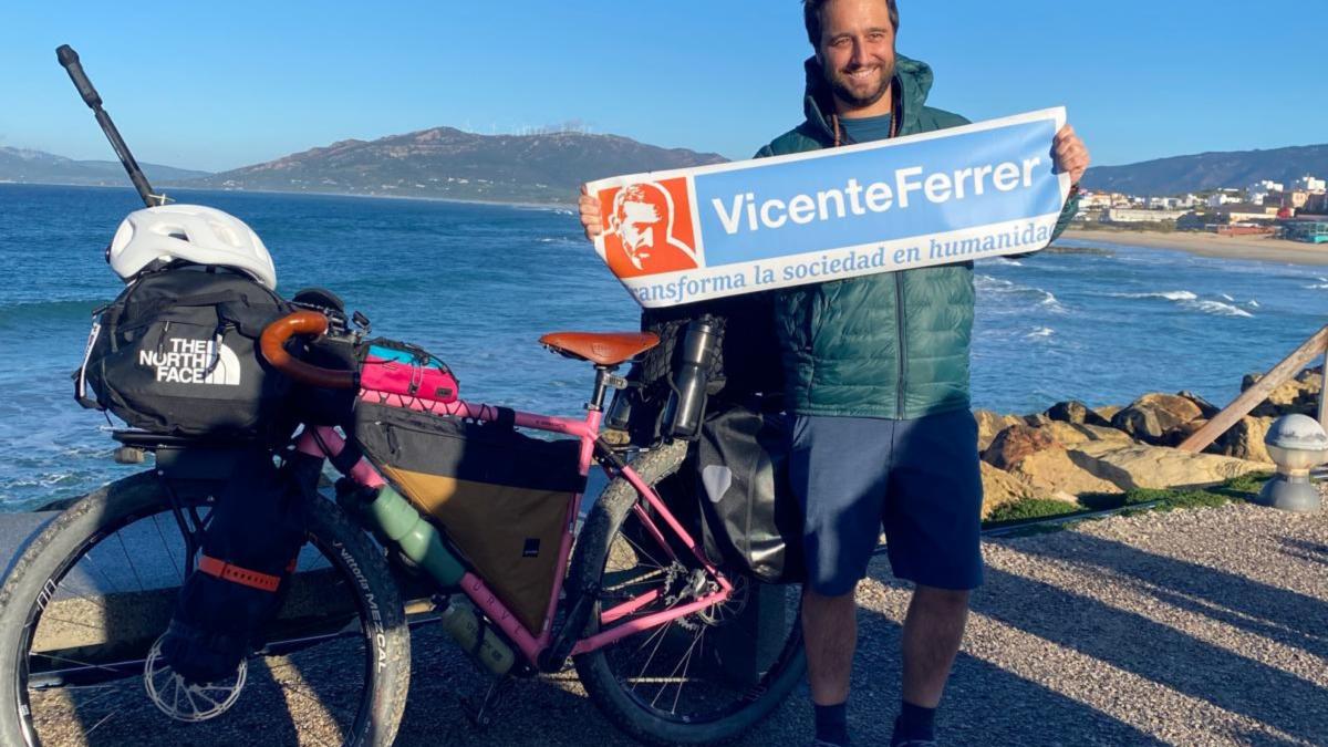 El pedaleo solidario de 'WheelyFogg' de Cádiz a Japón
