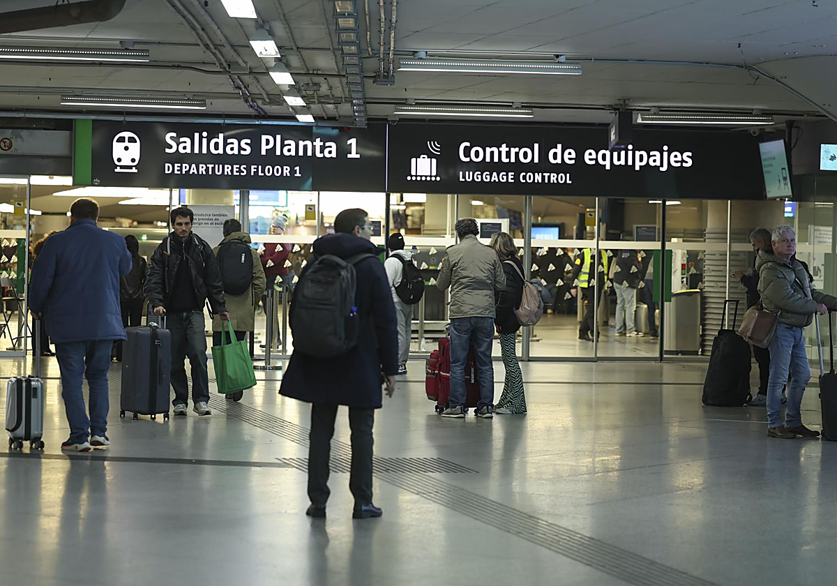 La caída de un muro por acumulación de agua en Córdoba complica aún más la circulación de trenes
