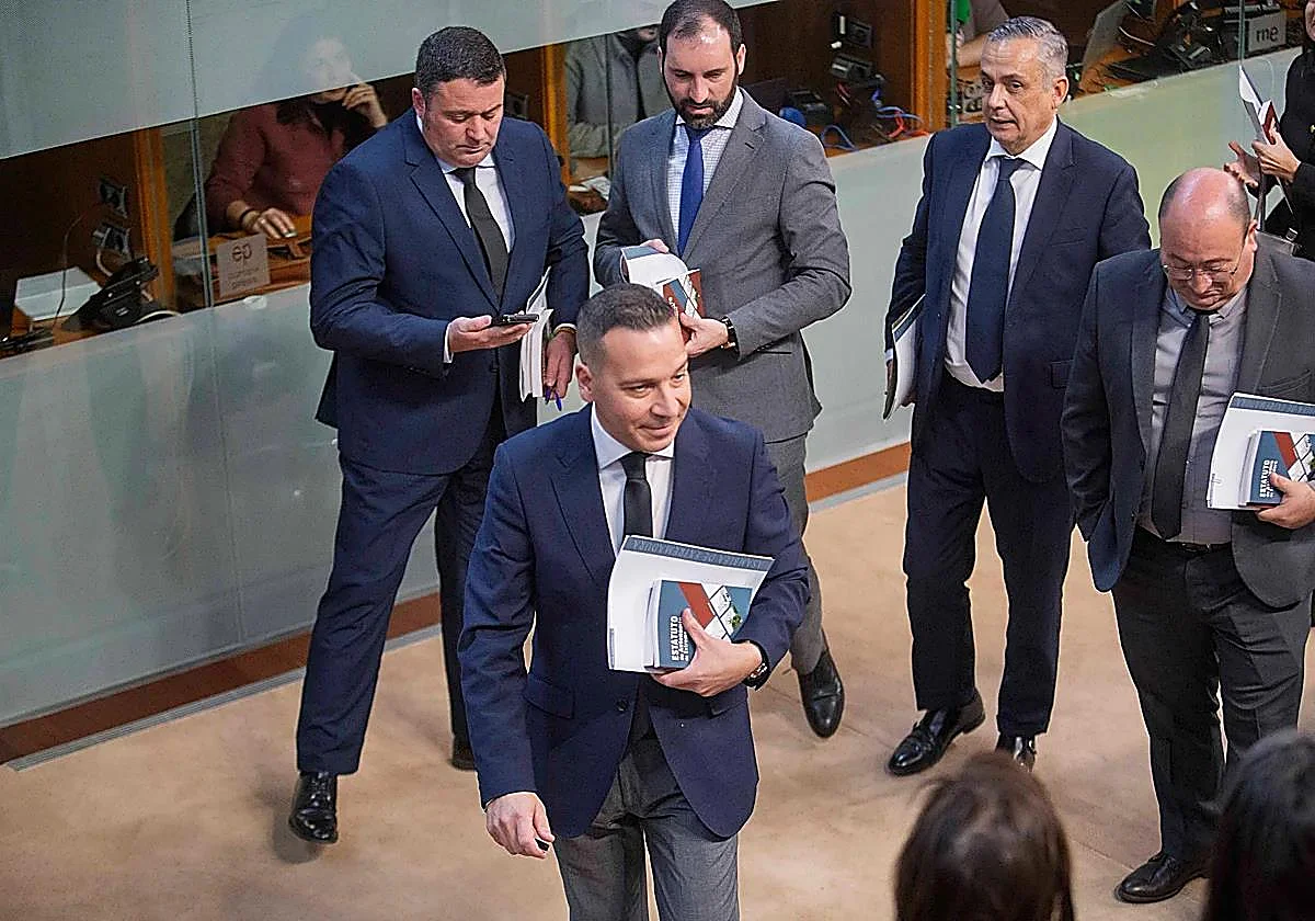 El reparto de las consejerías tensiona la negociación entre PP y Vox por el Gobierno extremeño