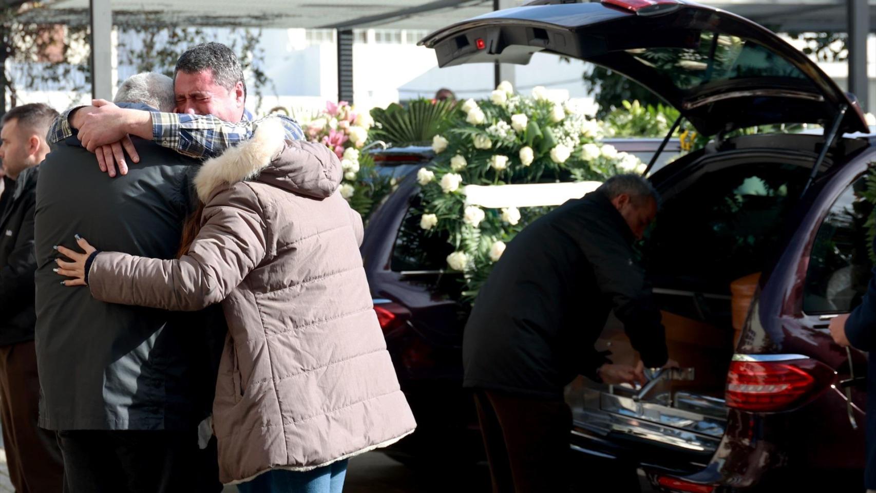 "Los han asesinado por falta de mantenimiento": la familia de la niña que perdió a sus padres en Adamuz pide manifestarse el día del funeral de Estado