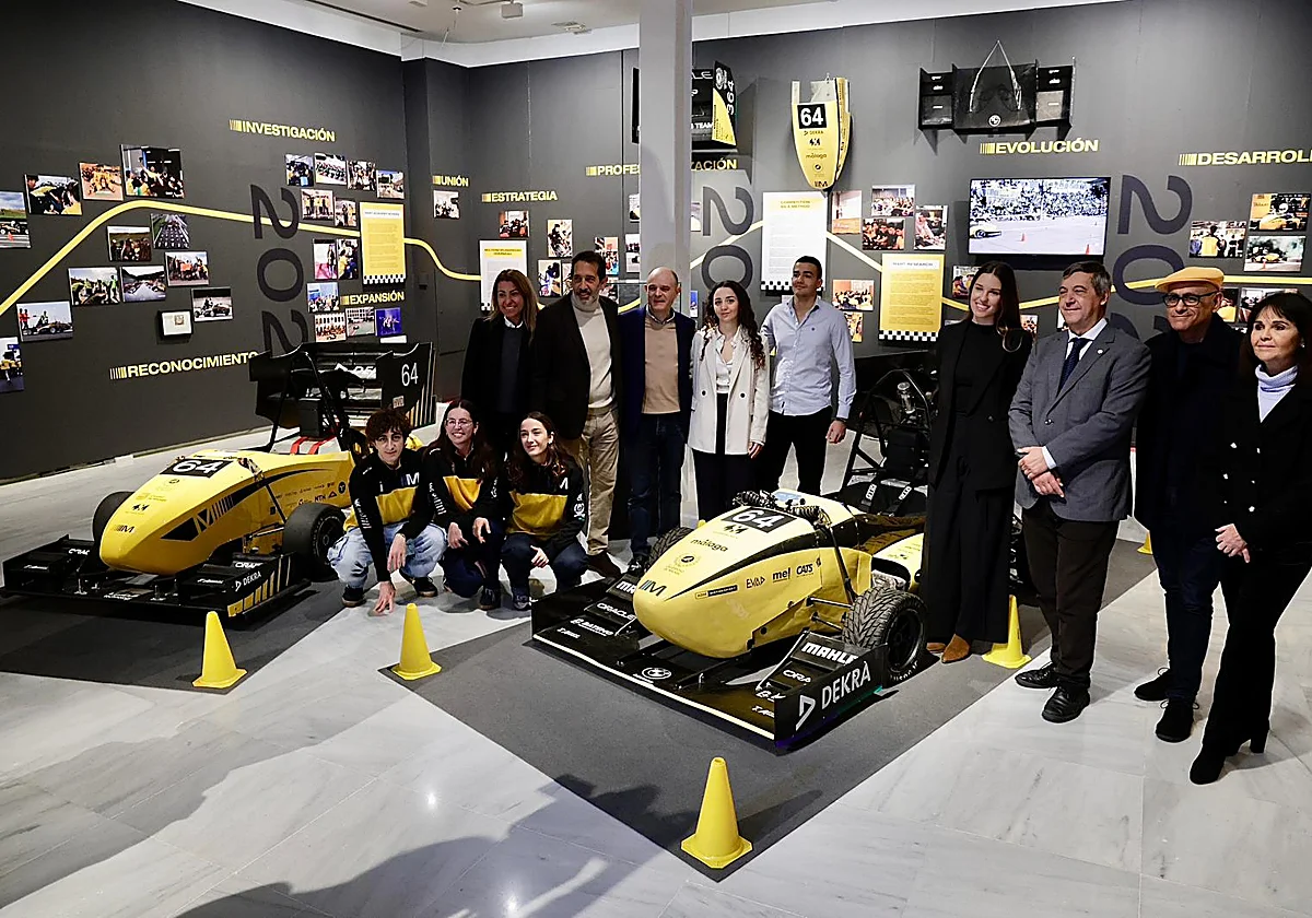 El equipo de Fórmula Student de la UMA muestra sus coches de carrera en una exposición