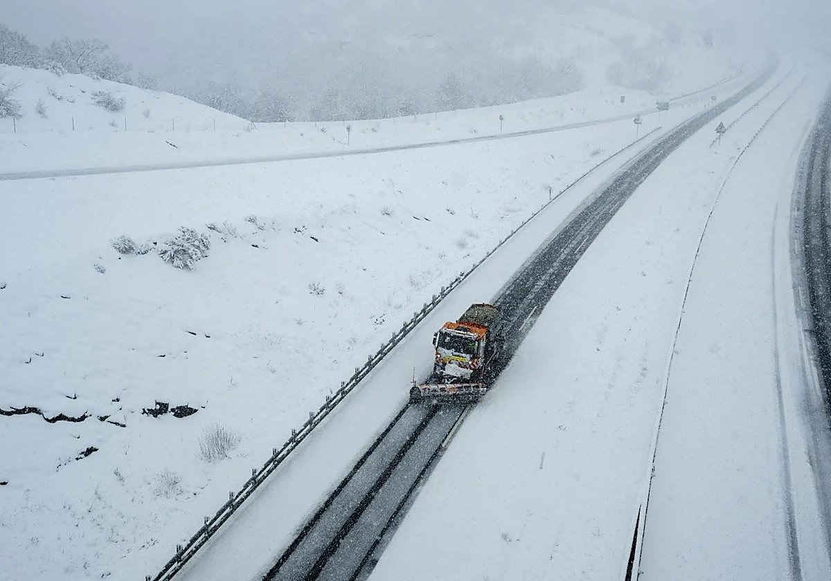 El temporal de nieve pone en jaque el tráfico por carretera con más de cien vías afectadas