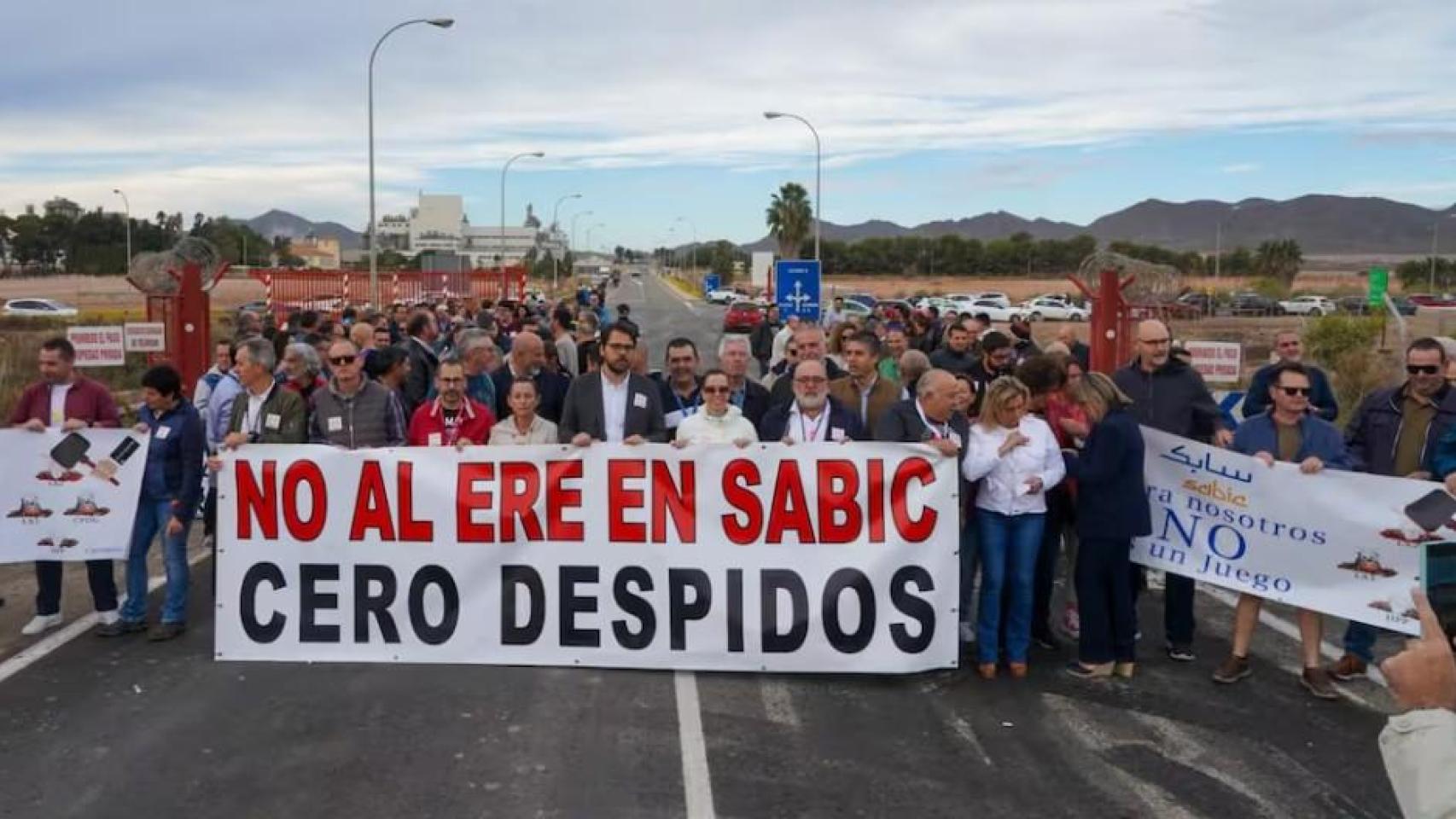El comité de empresa de Sabic se muestra indignado y anuncia protestas: "Nos mienten otra vez para no pagar despidos"