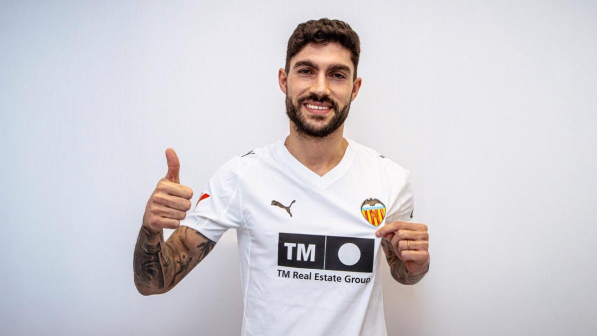 El Valencia hace oficial la cesión de Unai Núñez...