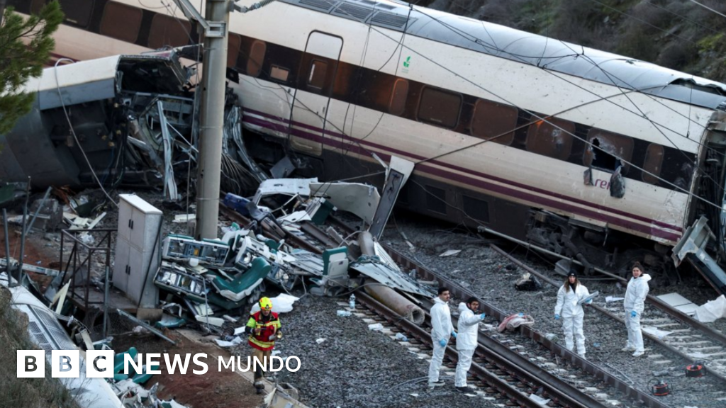 Cómo ocurrió el accidente y otras 4 preguntas clave sobre el fatal descarrilamiento y choque de trenes en España que ha causado 45 muertos