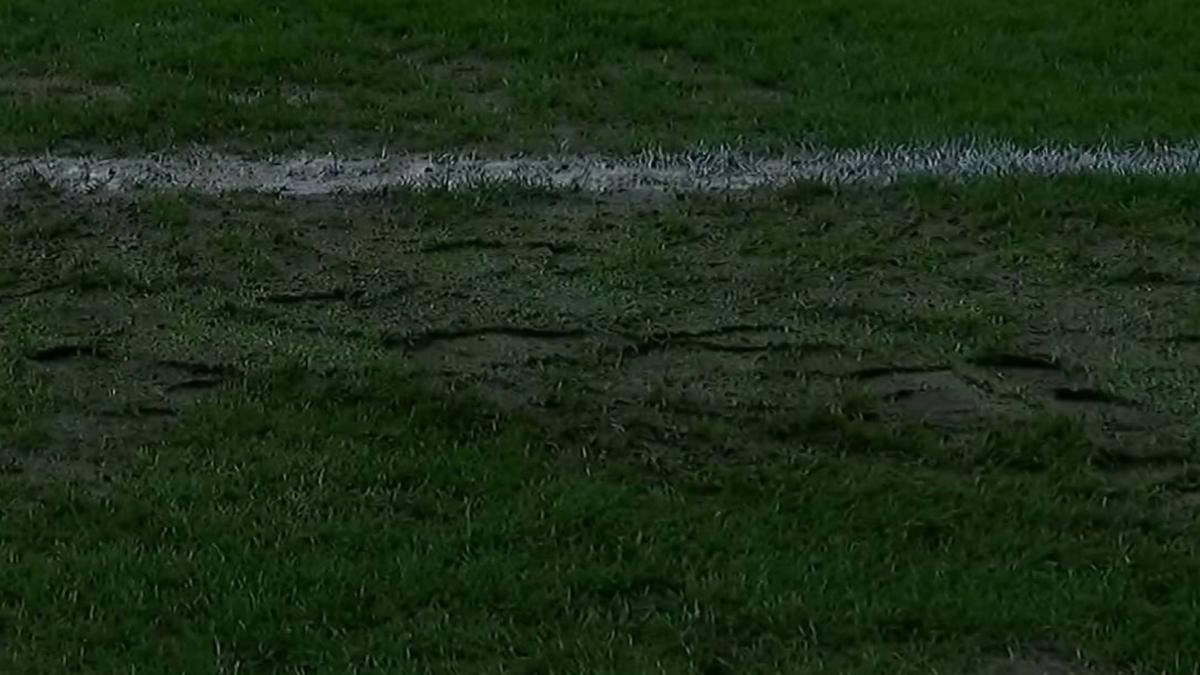 Los jugadores del Rayo explotan por el estado del césped: "Es una vergüenza, no podemos jugar aquí"