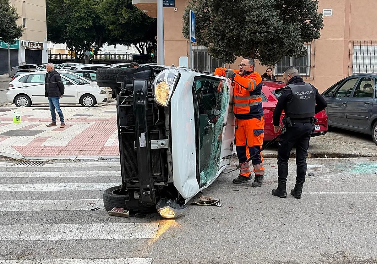 Un coche vuelca en Málaga tras sufrir un accidente en la avenida Sor Teresa Prat