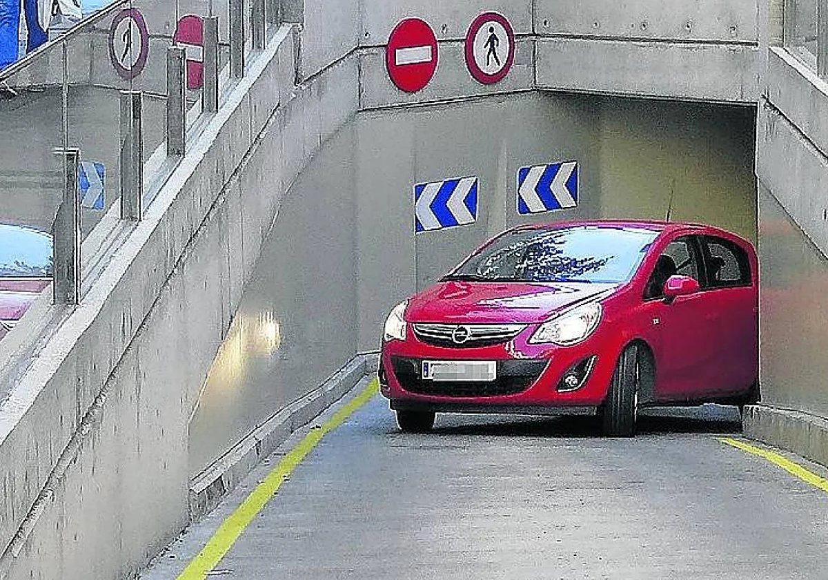 Condenan a una comunidad a indemnizar con 12.000 euros a una vecina que cayó con su moto en la rampa del parking