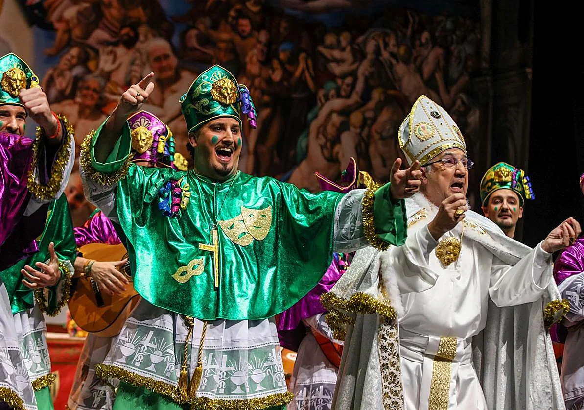 La familia León vuelve a convertir Málaga en altar y 'La comparsa del valle' sorprende con las mujeres al frente