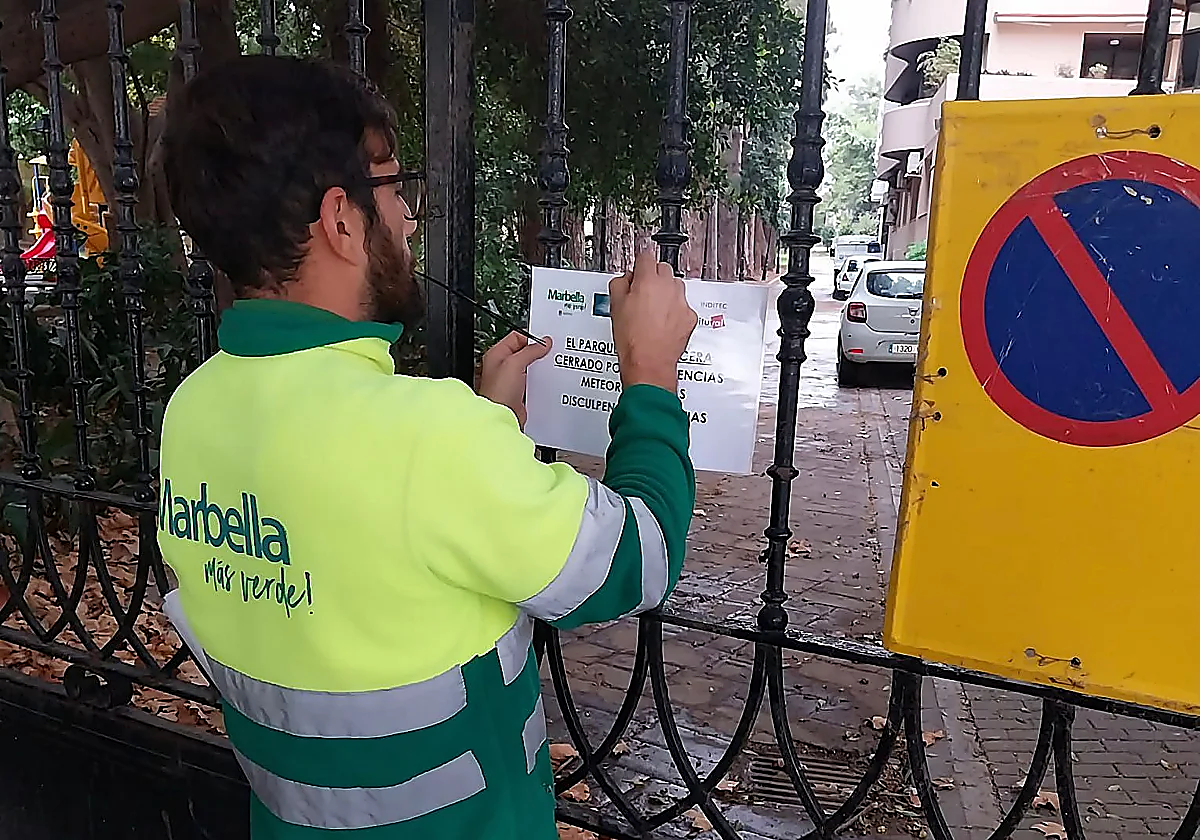Marbella cierra todos los parques de la ciudad por el fuerte viento