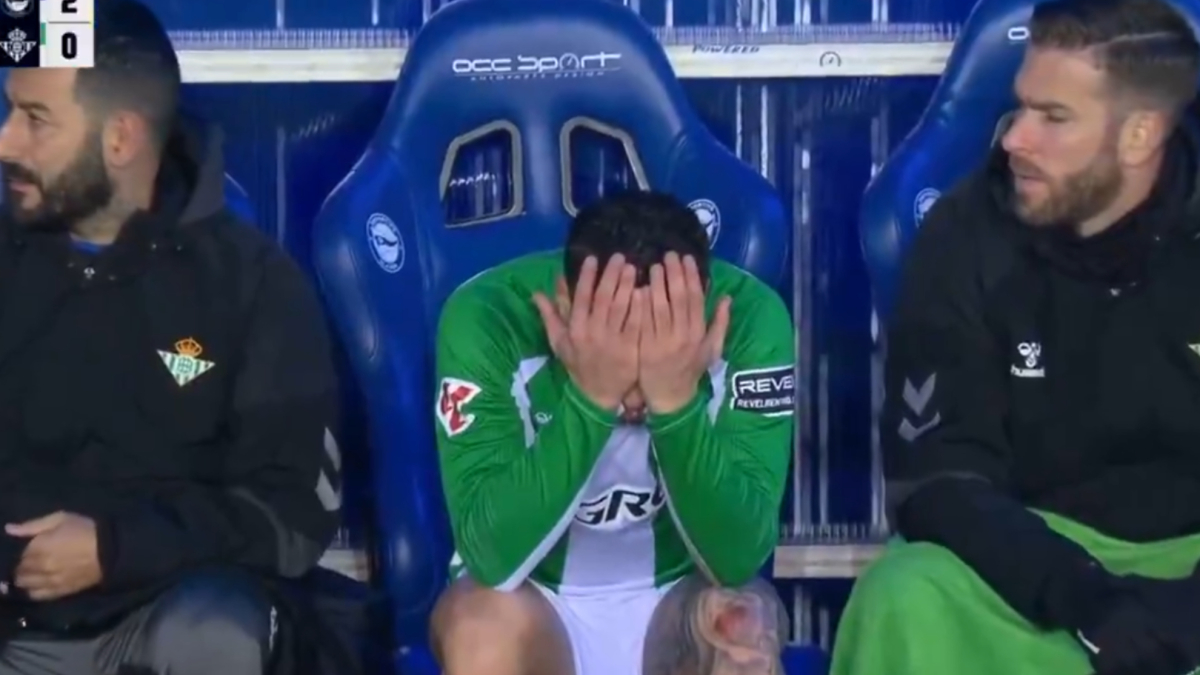 El tremendo mosqueo de Antony en el banquillo: patada al material deportivo, ganas de llorar...