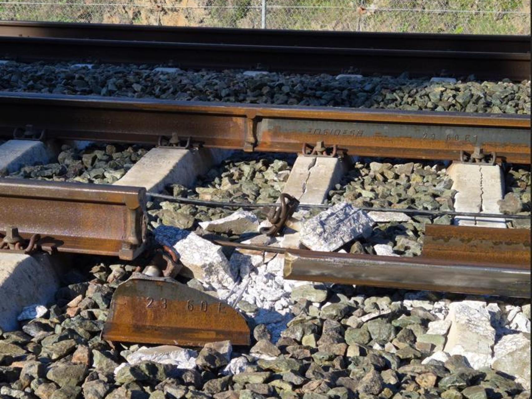 Adif admite que el tren llegó por un raíl del 92: Puente denominó "renovación completa" a los cambios en 110 desvíos