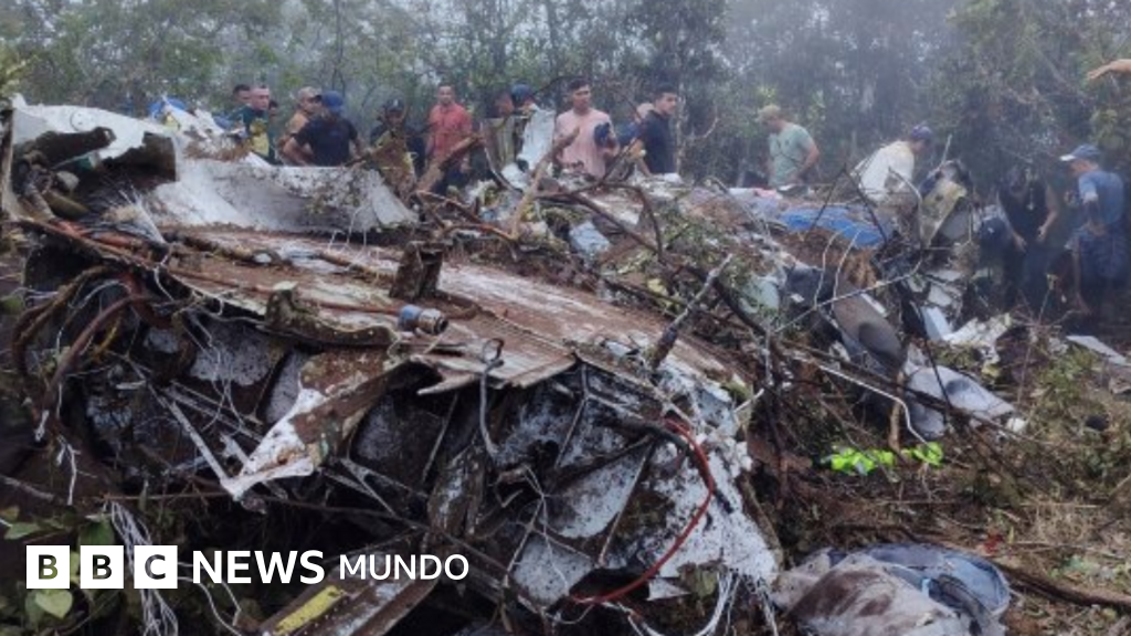 Mueren un congresista y otras 14 personas tras estrellarse un avión en el noreste de Colombia