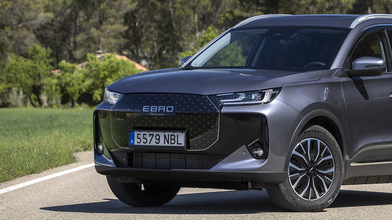 Este SUV de EBRO que está siendo un éxito baja 12.900 € en su versión híbrida y pone en alarma a MG y BYD