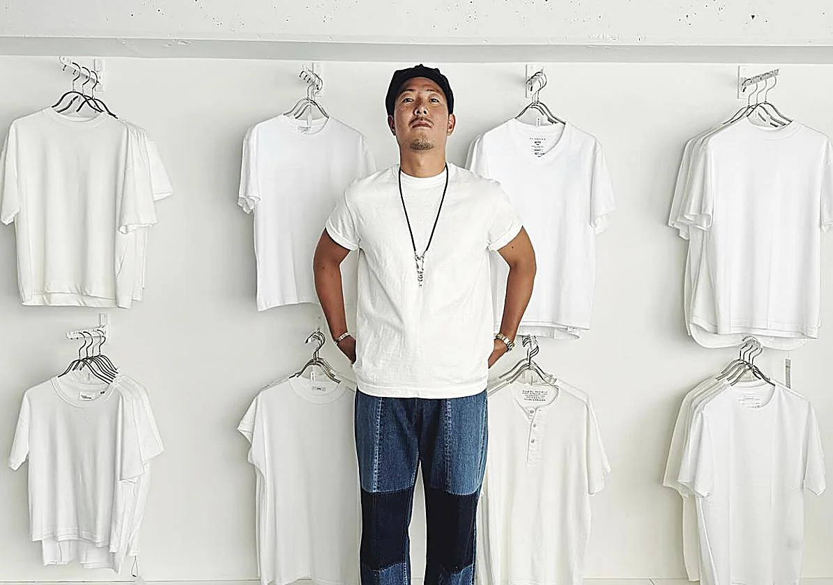 La tienda que triunfa vendiendo solo camisetas blancas