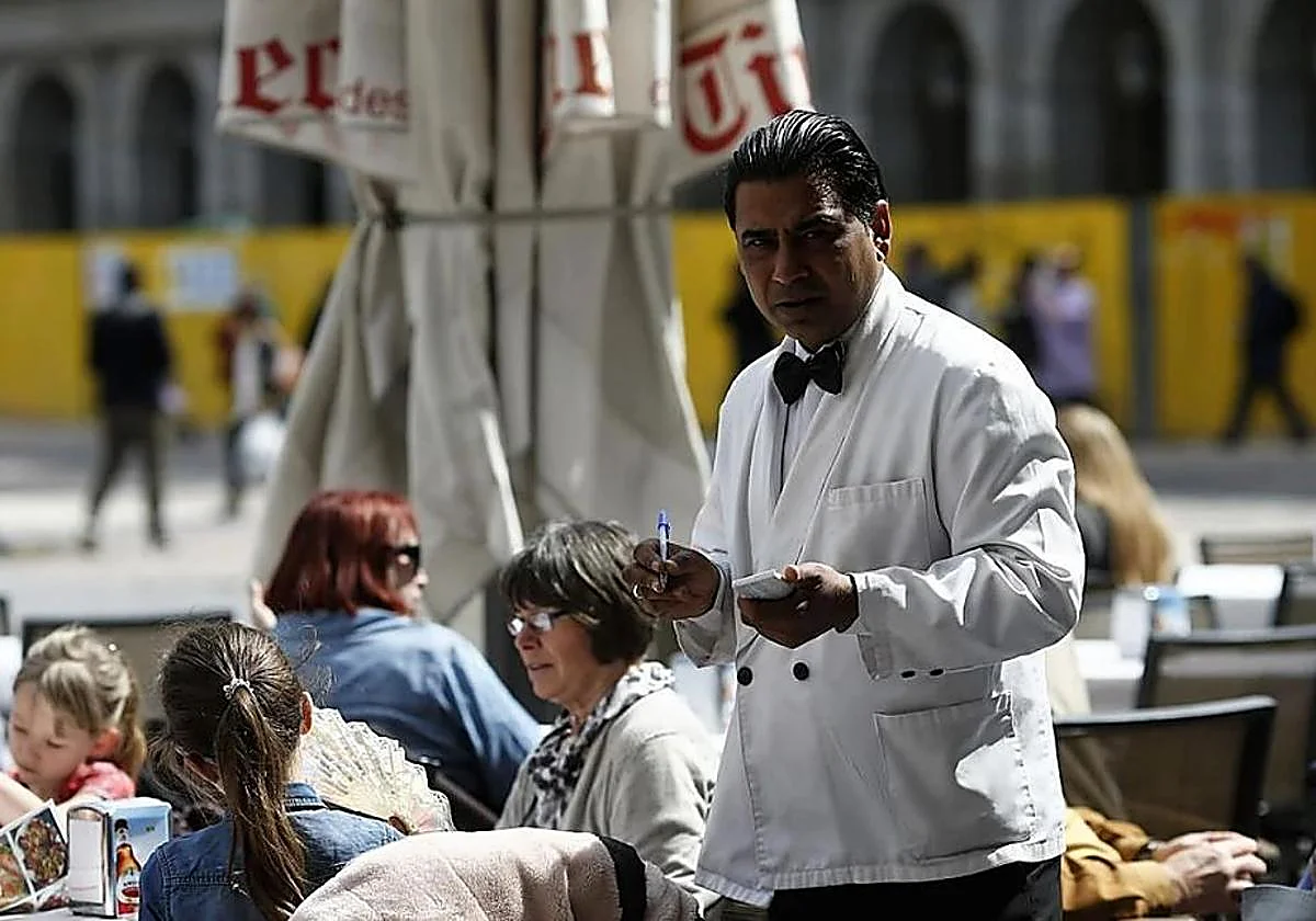 Los inmigrantes se concentran en puestos poco cualificados de la hostelería, el campo y los cuidados