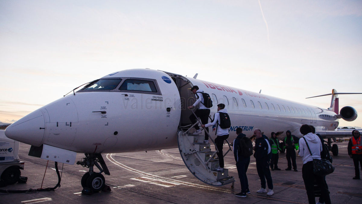 Corberán enseña a Raba la puerta de salida del Valencia