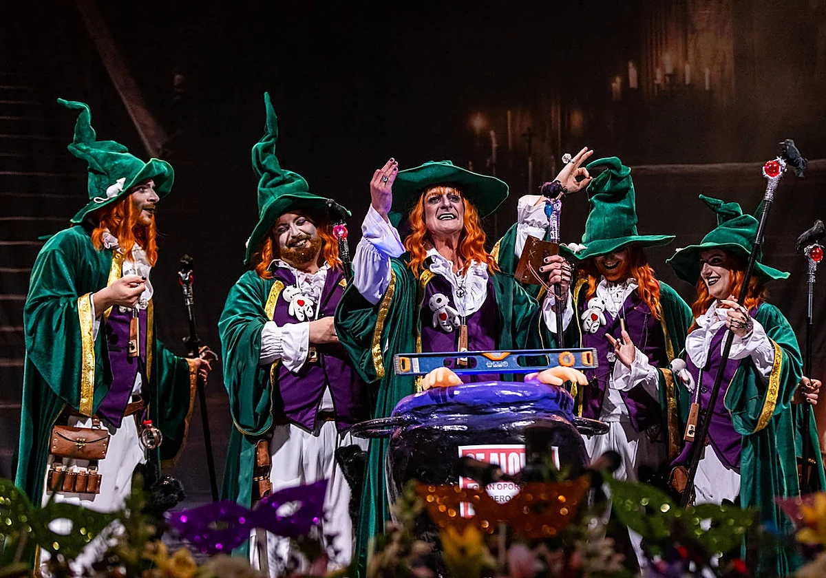 Brujos con mucha guasa y chicas del teatro libran la primera batalla de coplas