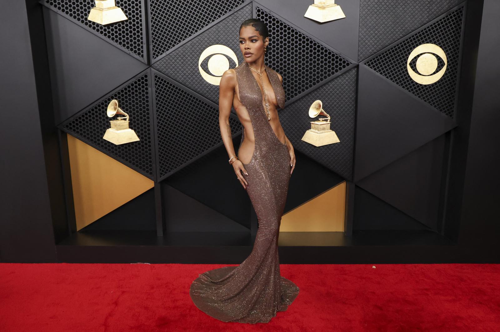 Unos Grammy entre calzoncillos, pines y alta costura