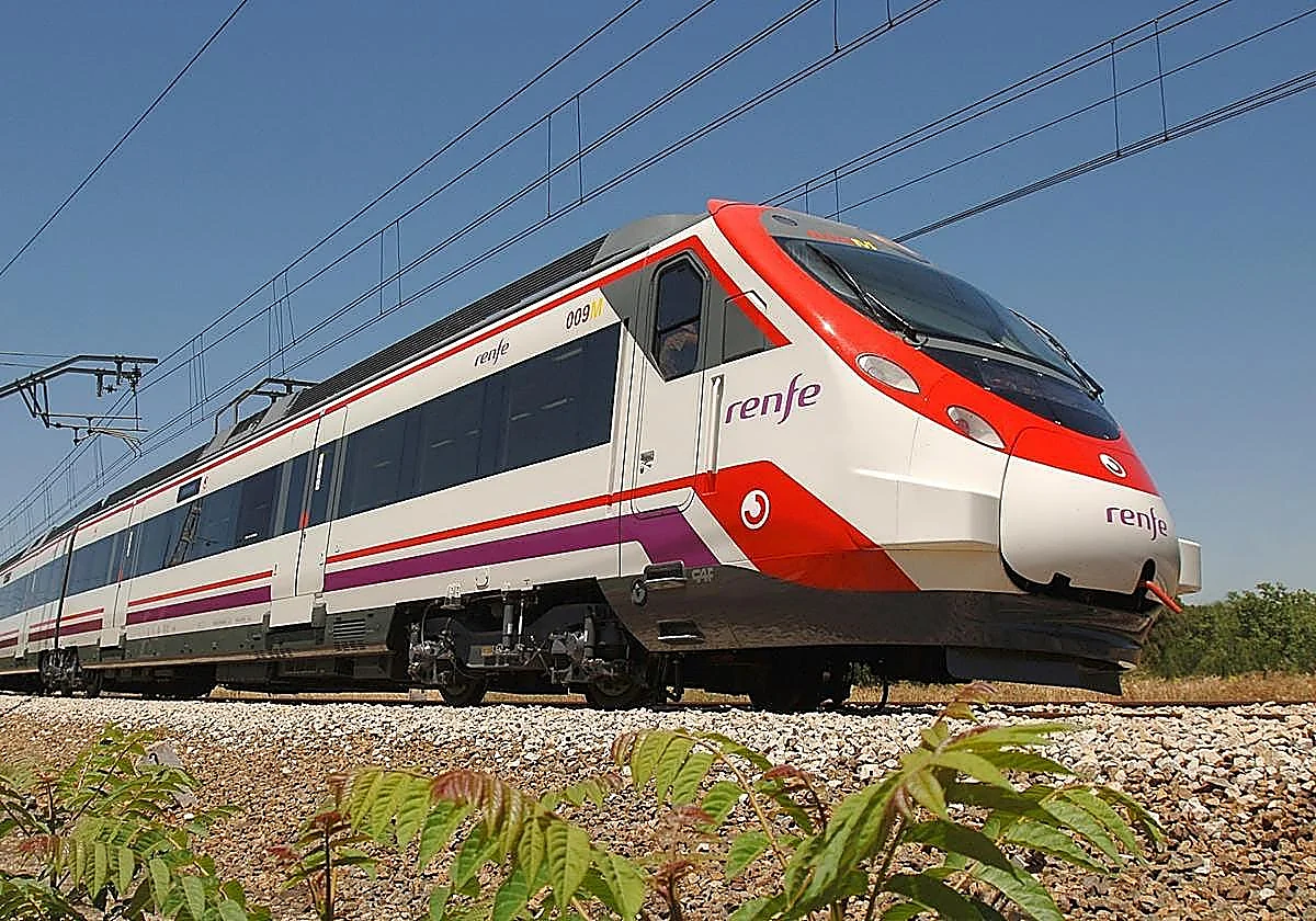 Retrasos en la red de Cercanías y media distancia entre Sevilla y Cádiz tras caer un árbol sobre un tren