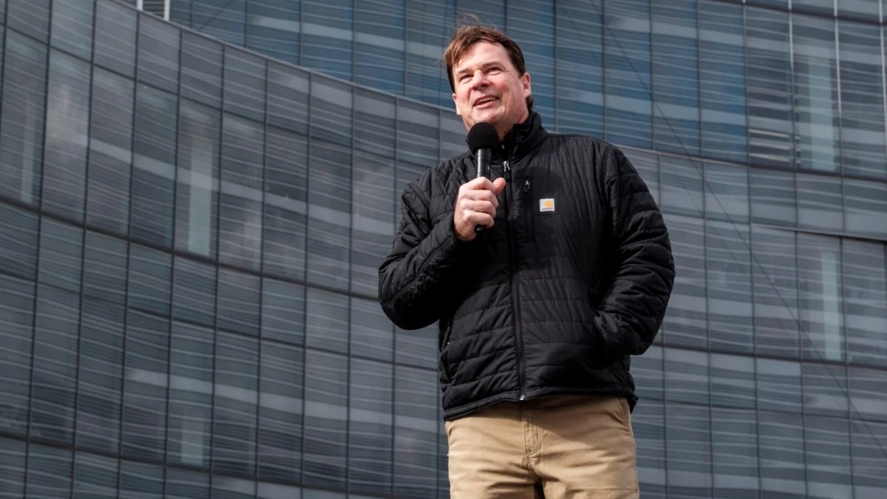 El CEO de Ford, Jim Farley, deja una frase que dará que hablar: “Este coche es el Apple de China, se siente como un Porsche Taycan”