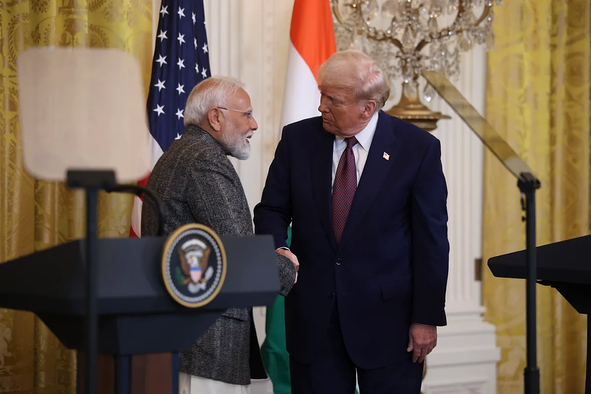 Trump anuncia que India dejará de comprar petróleo ruso y le rebaja los aranceles