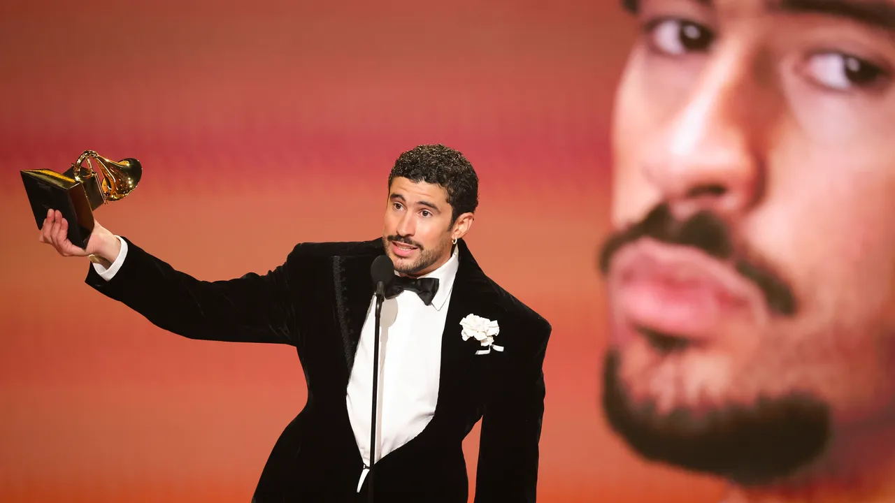 "Fuera ICE": Tras la tibieza de los Globos de Oro, Bad Bunny y otras estrellas defienden a los migrantes en los Grammys