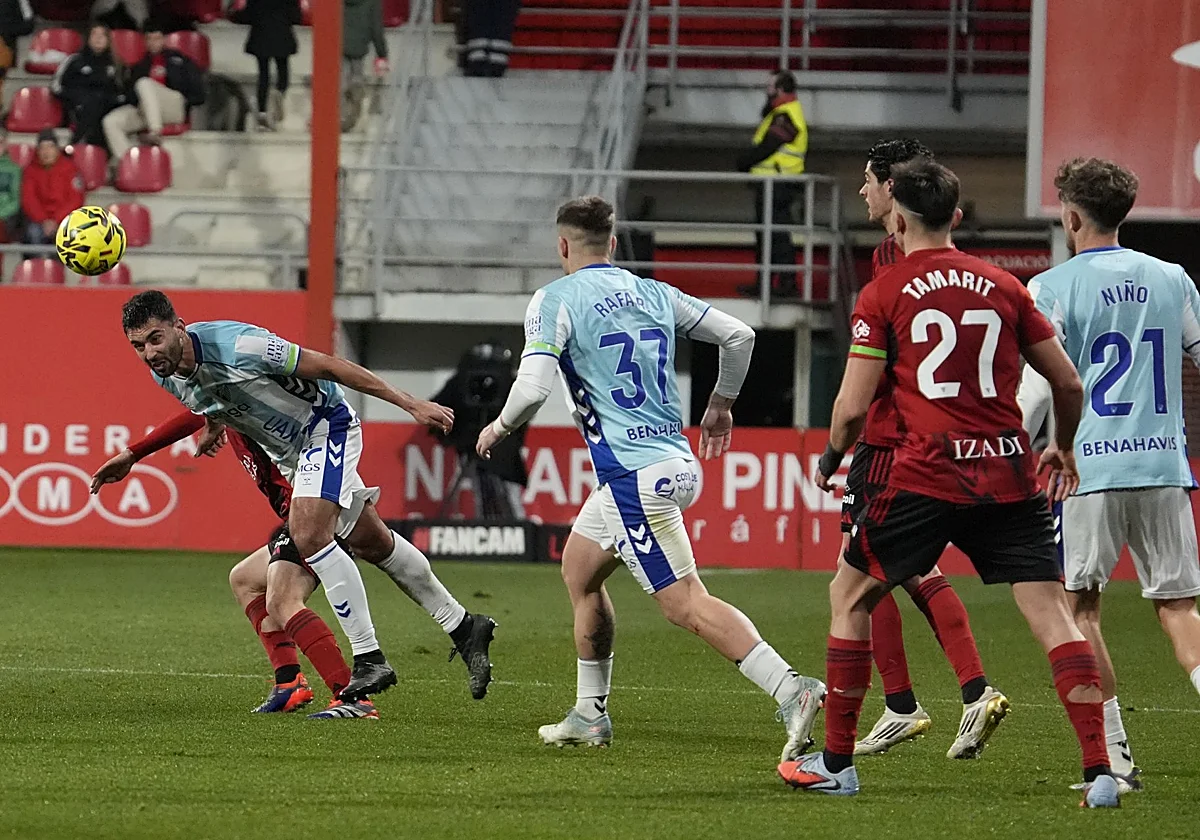 Al Málaga le toca perder contra el colista tras otro 'penaltito' (2-1)