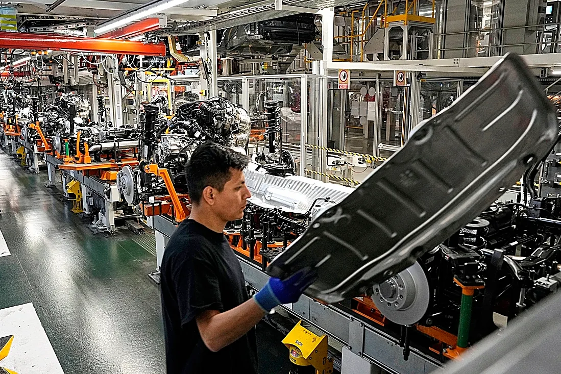 La industria española acelera su caída en enero y destruye empleo