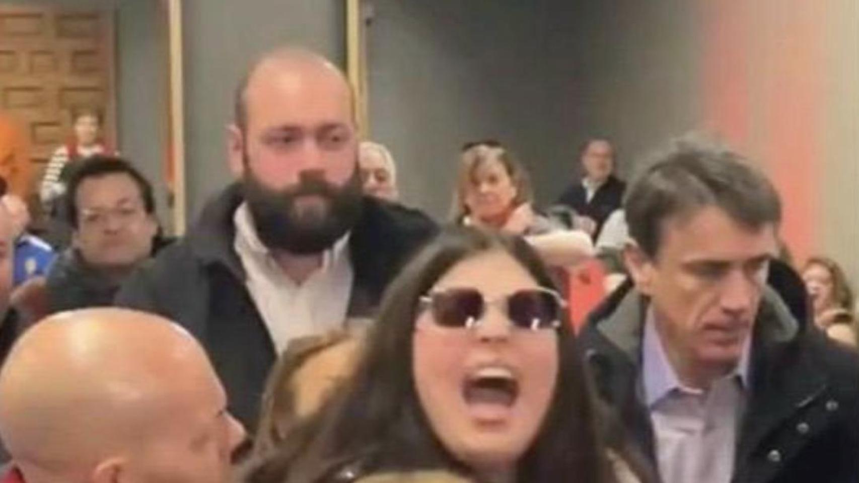 El 'show' premeditado de la edil del PP en el mitin de Sánchez: aprovechó que era en Teruel, donde vive, y fue con su novio