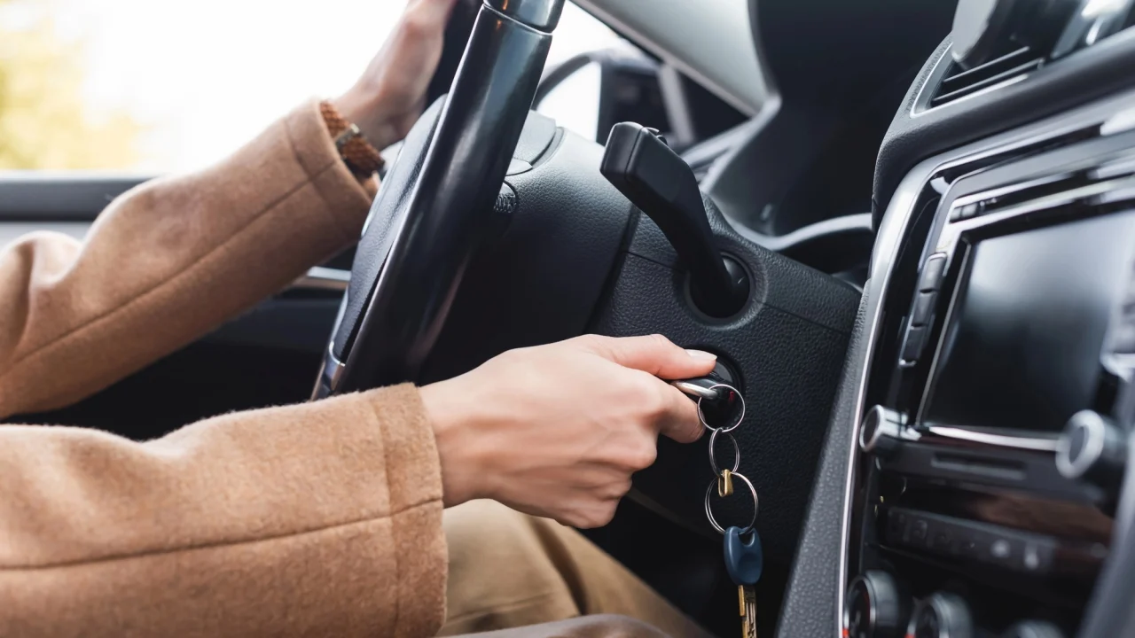Arrancar y salir sin calentar el coche, ¿de verdad lo estás dañando o es un mito que se ha expandido con el tiempo?