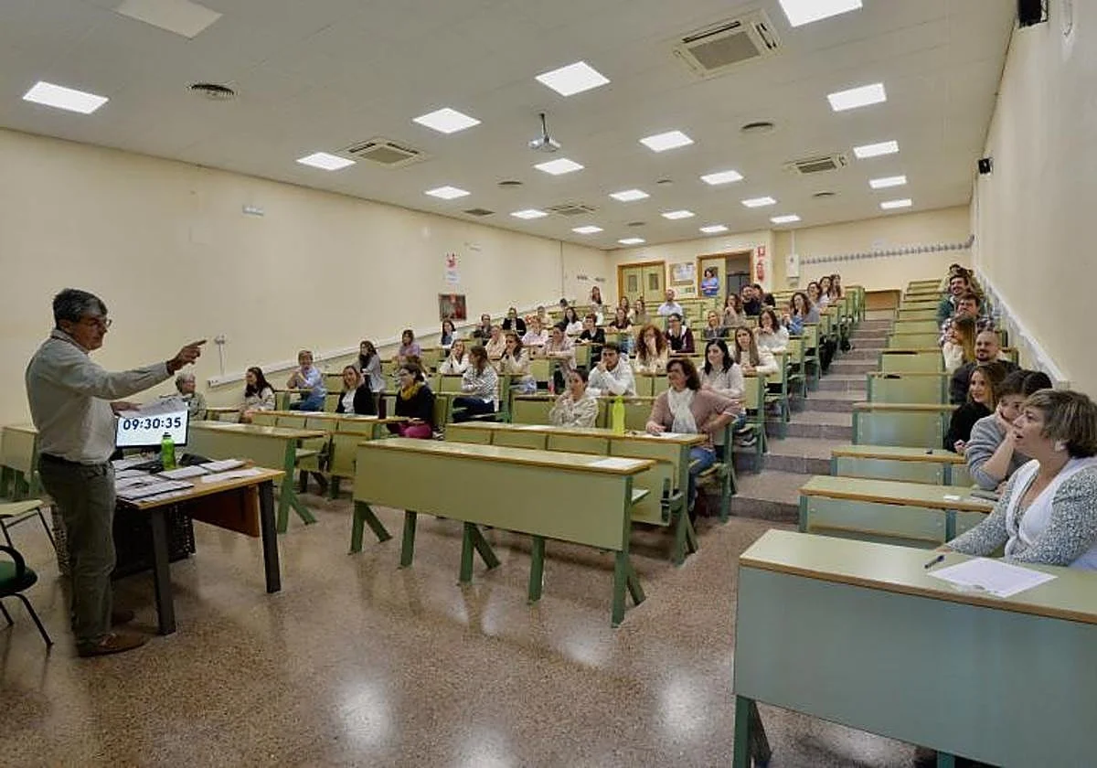 Una sentencia rectifica un error en un examen de oposición y da empleo en propiedad a 51 enfermeros en Valencia que habían suspendido