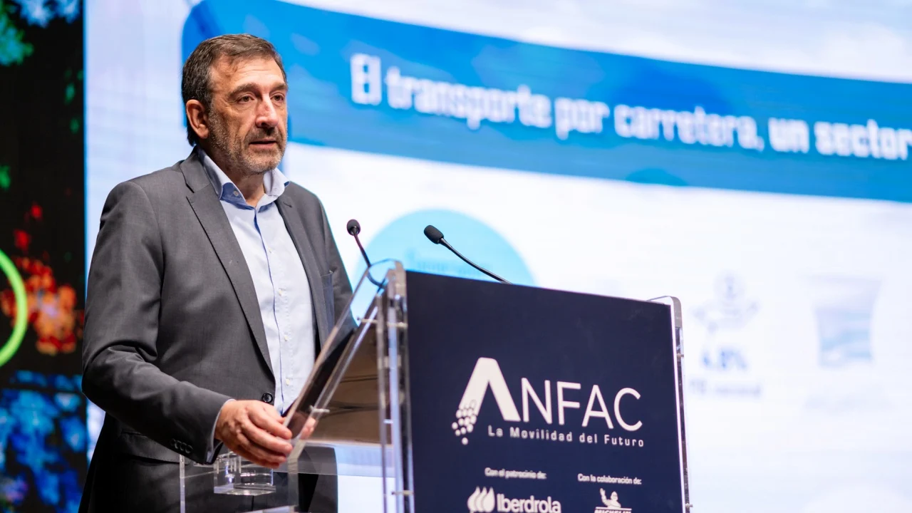 ANFAC lanza un aviso claro ante la gran promesa del gobierno: “Ni se ha publicado el Plan Auto Plus, no existe ayuda a los vehículos electrificados”