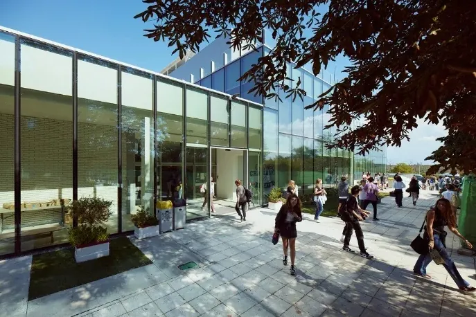 El Colegio Americano, obligado a readmitir a las hijas del ucraniano asesinado a sus puertas el curso pasado