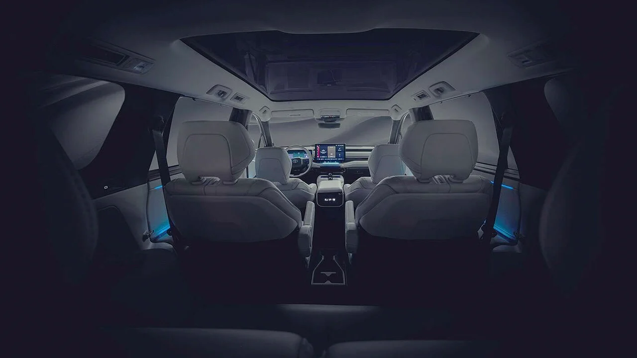 Toyota enseña por dentro su nuevo SUV eléctrico de 7 plazas, va directo a sustituir al Highlander