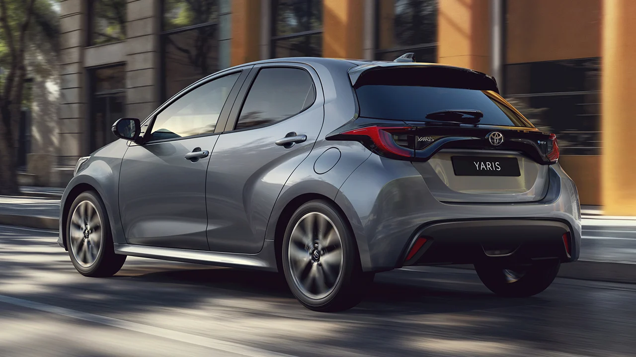 El nuevo Toyota Yaris 2026 ya tiene precios, el híbrido japonés desafía al Renault Clio con una gama mejorada