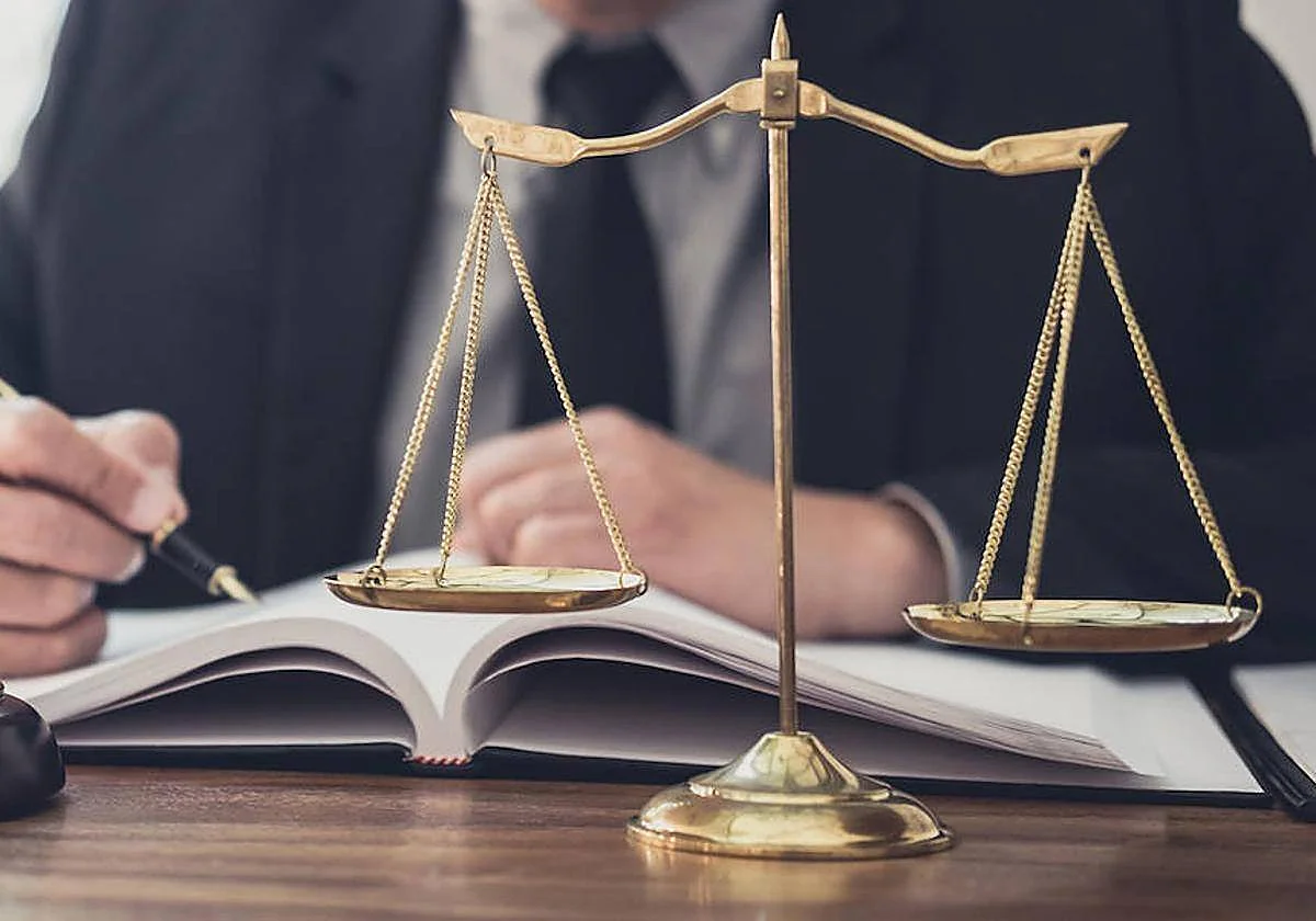 Condenan a una empresa a readmitir e indemnizar con 7.500 euros a una trabajadora que despidió «por bajo rendimiento» al darse de baja por un cáncer