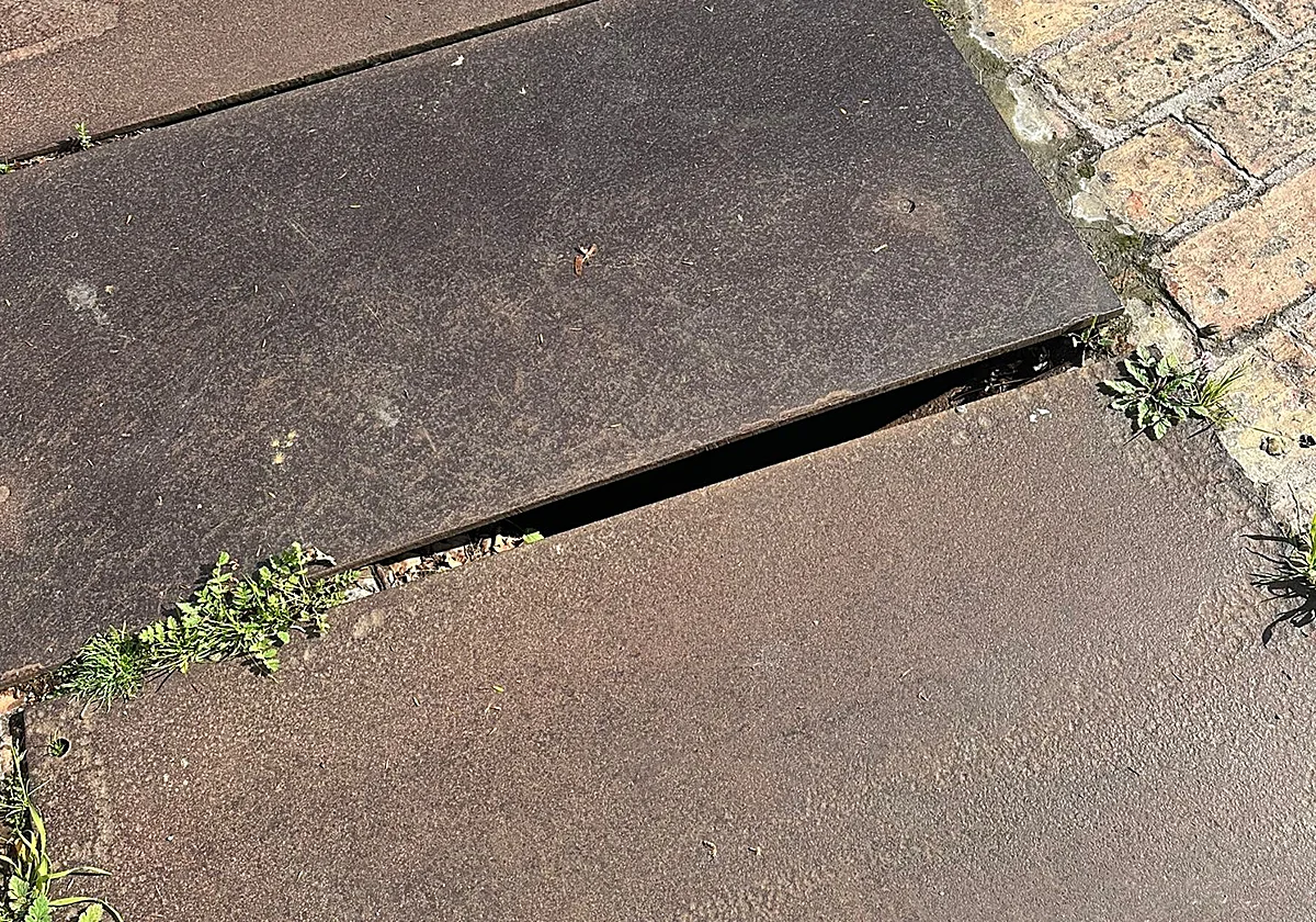 La Administración arregla el socavón de la Plaza de la Marina