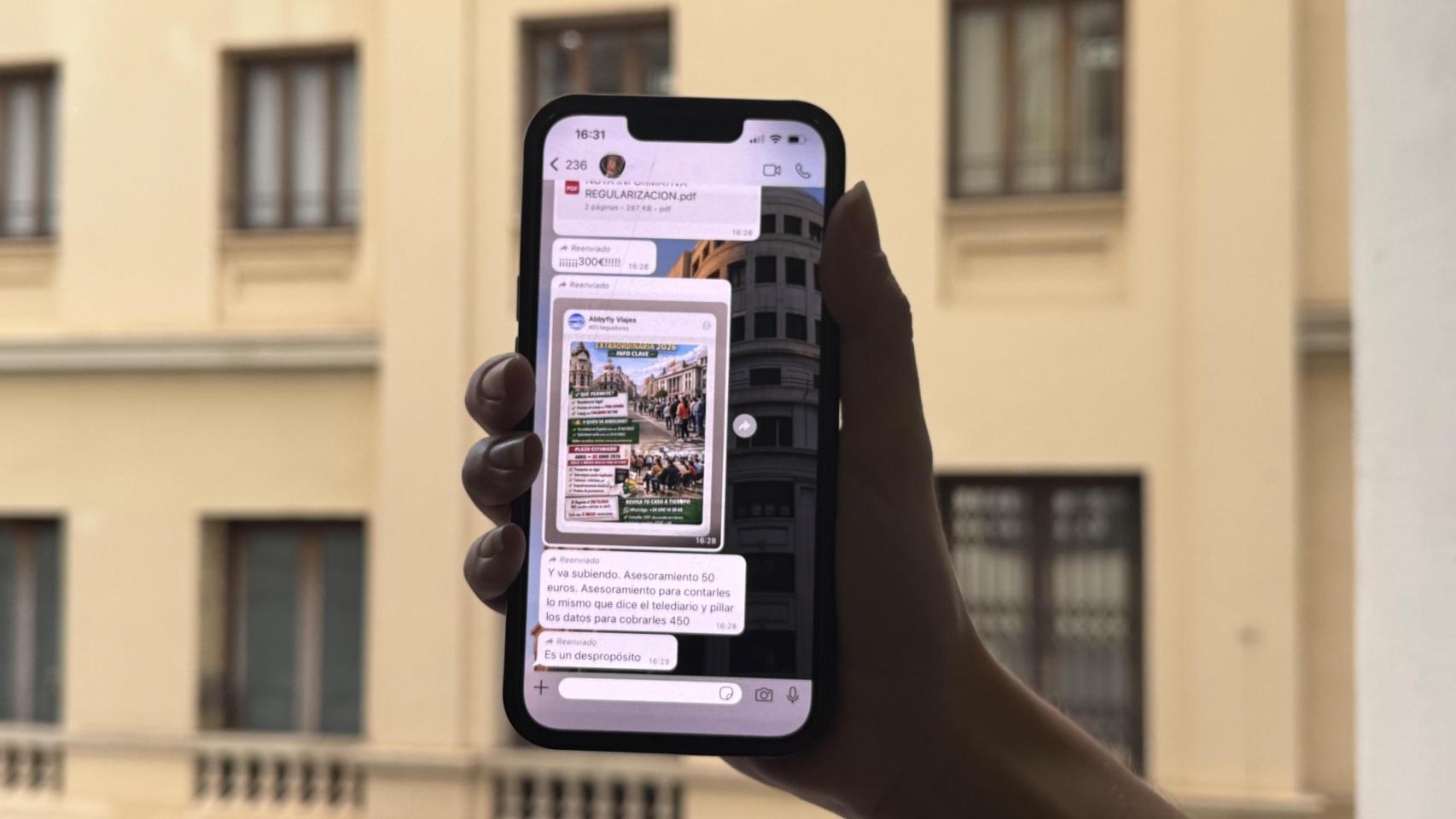Estafadores tratan de cobrar a inmigrantes por 'regularizarles' tras el anuncio de Sánchez: "Todo por 450 € más IVA"