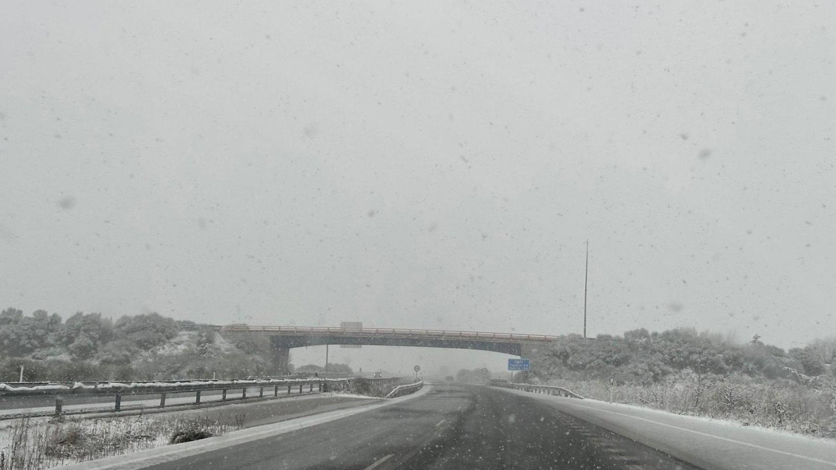 La DGT vuelve a implantar restricciones a los vehículos pesados por la nieve en Ourense y Lugo