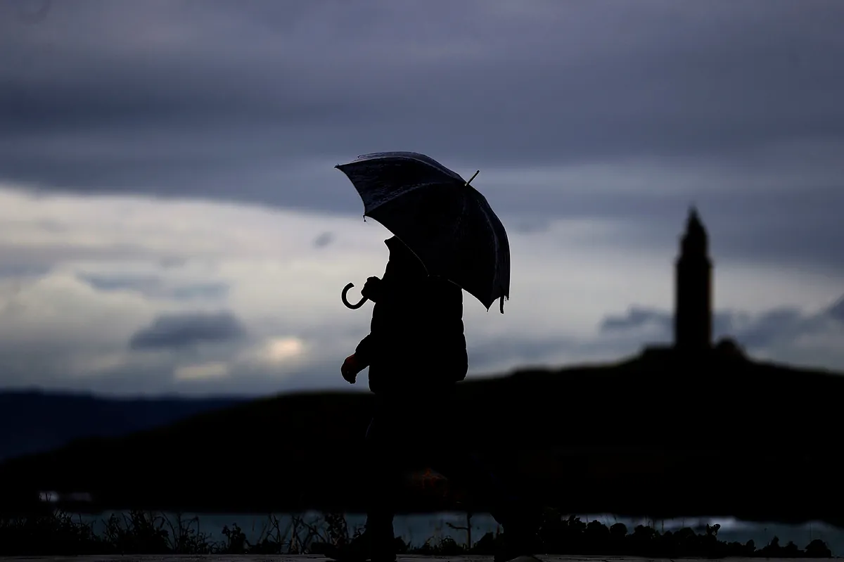 La borrasca Leonardo pone más de media España en aviso con 45 carreteras cortadas