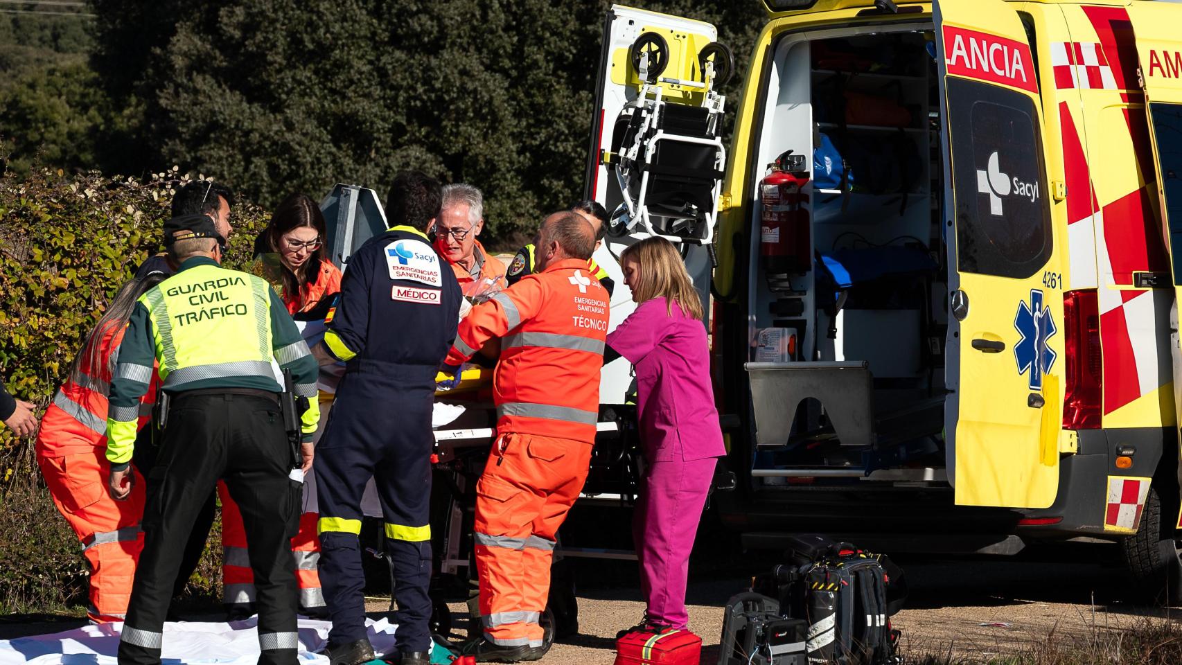 Trasladan en UVI móvil a un joven de 18 años atrapado en un coche tras estamparse contra un árbol en la provincia de Burgos