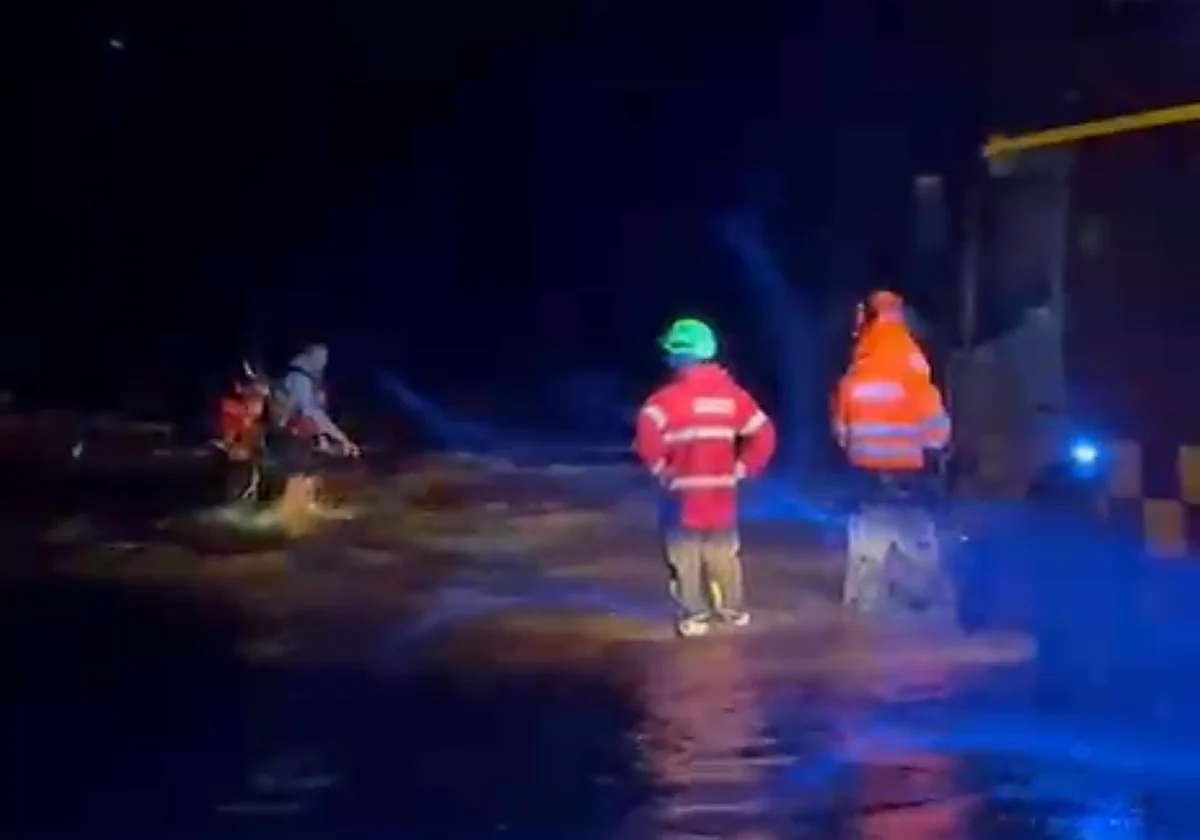 Rescate de «alto riesgo» en Marbella de tres ocupantes de un vehículo que cruzó el río Verde en plena borrasca