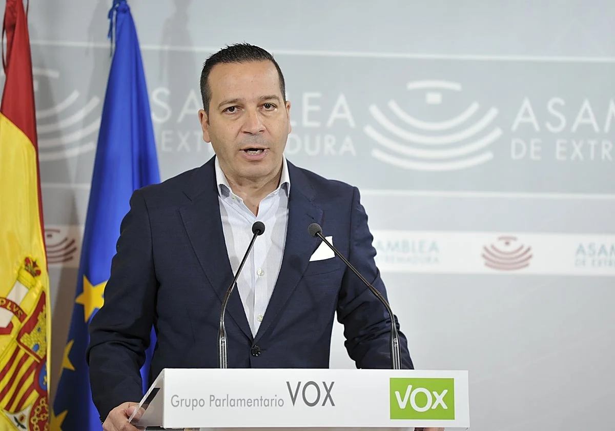 Los dirigentes de PP y Vox exhiben en las redes la tensión de las negociaciones para el gobierno de Extremadura