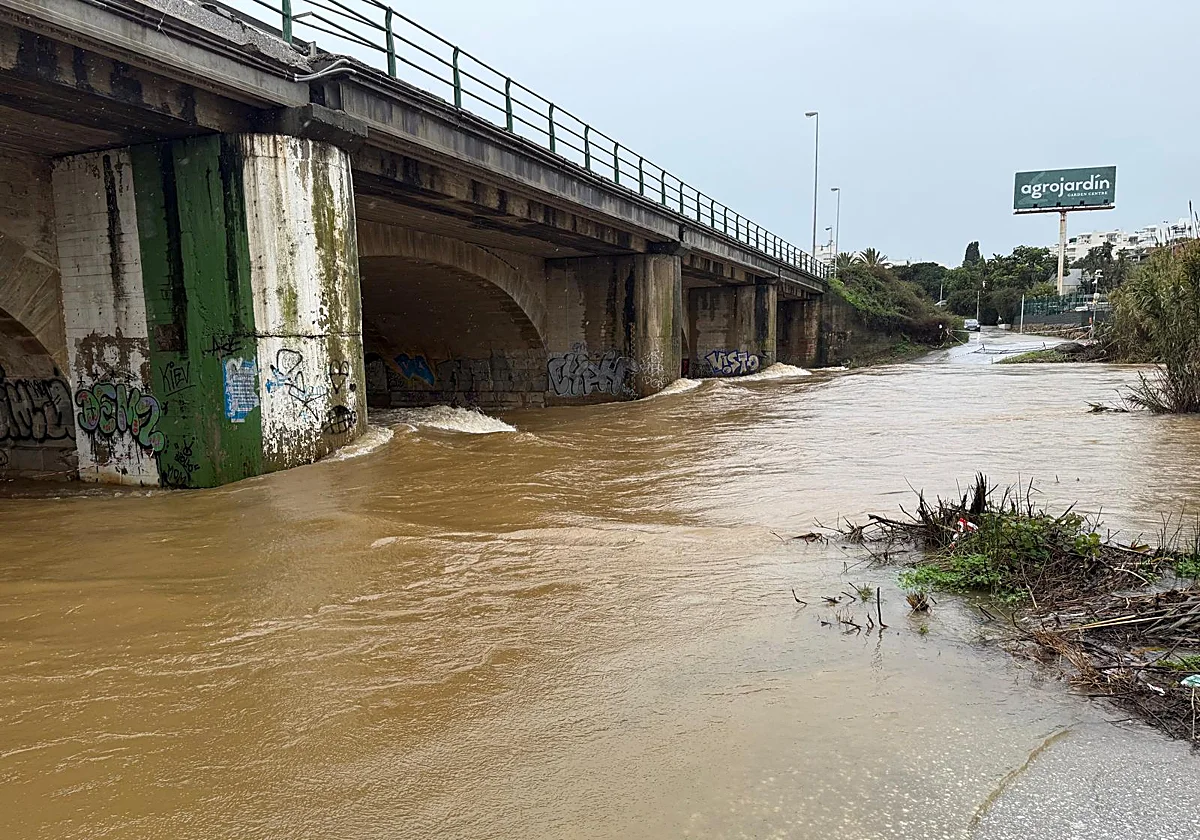 Los ríos Verde, Guadaiza, Guadalmina y Guadalmansa registran importantes crecidas