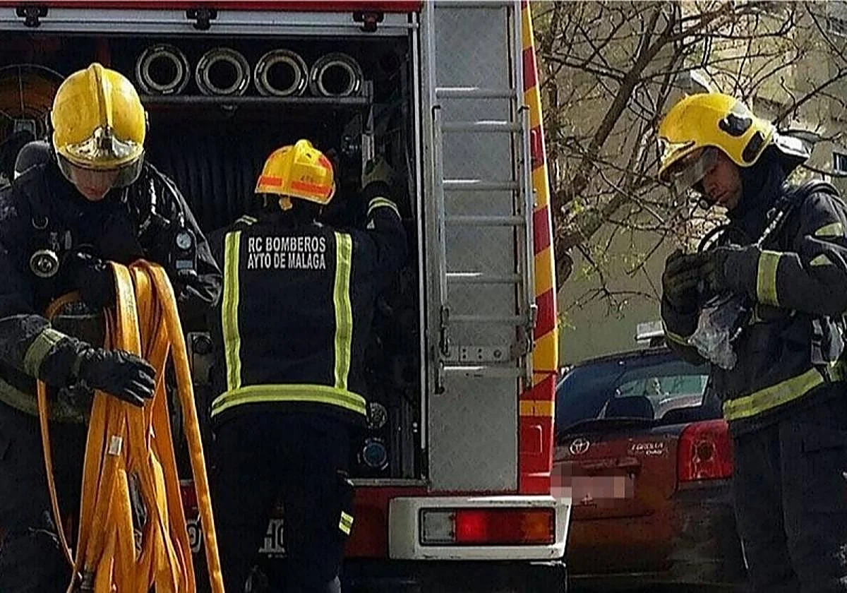 Herida con quemaduras leves una persona tras un incendio en una vivienda en Málaga capital