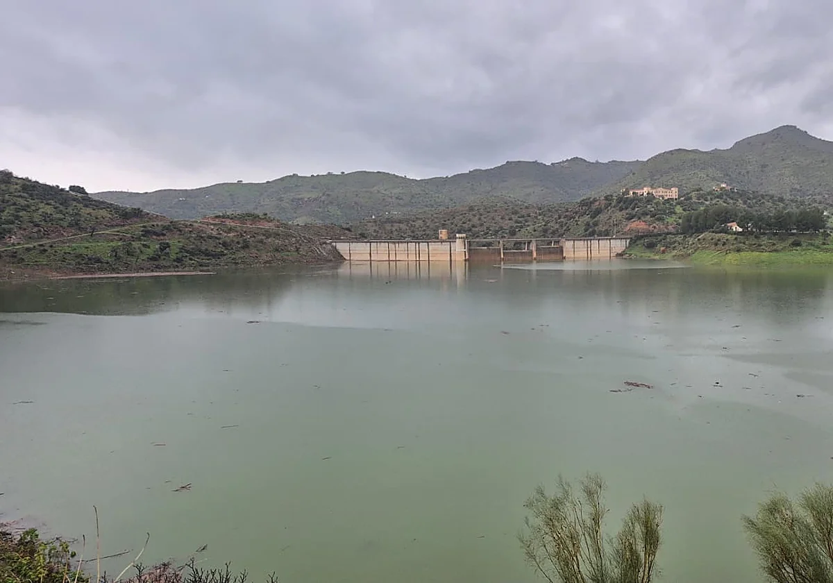 La borrasca Leonardo deja los pantanos de Málaga al 75% de su capacidad pese a los continuos desembalses