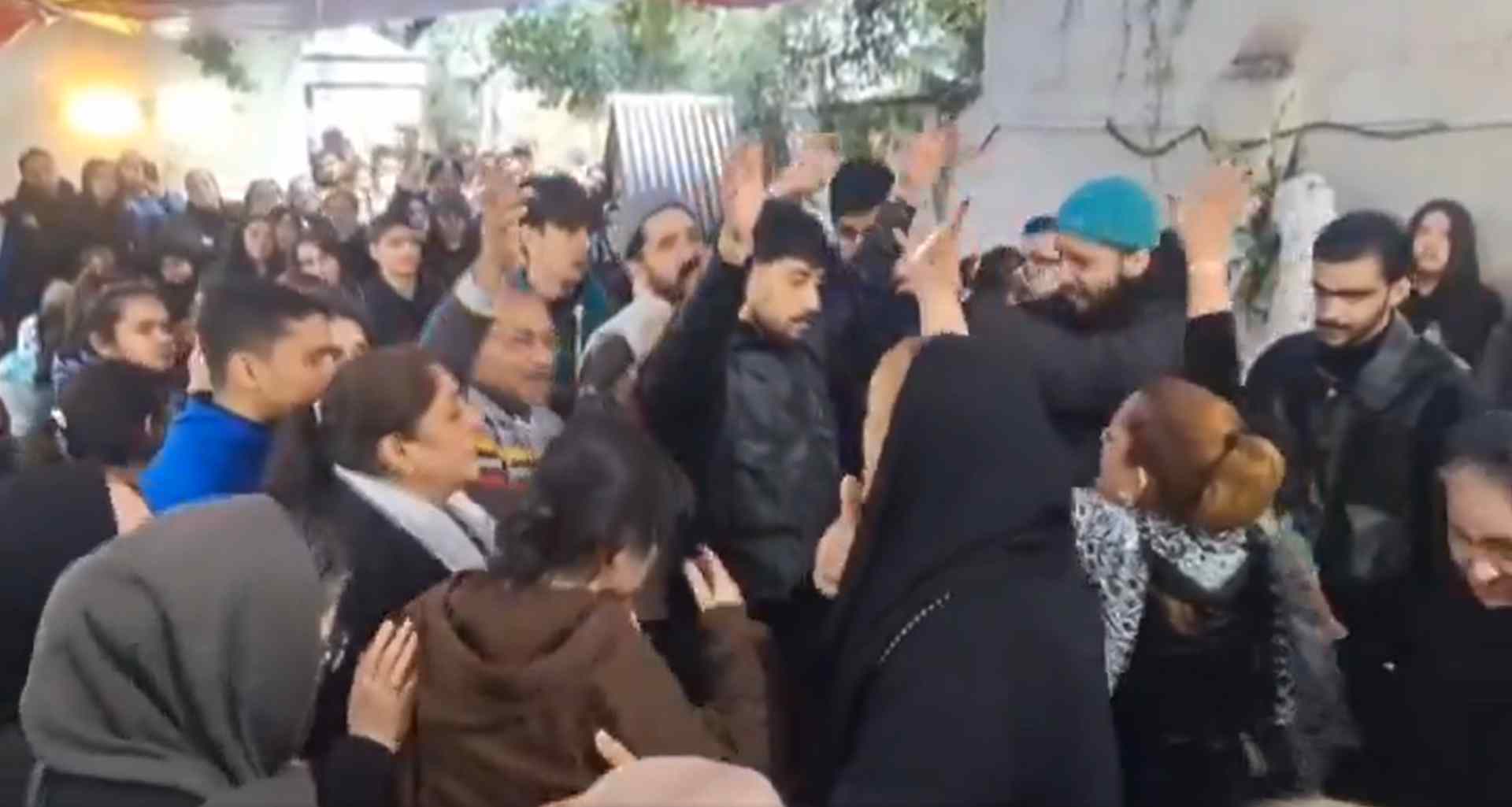 Los funerales en Irán se convierten en fiestas y celebraciones masivas que desafían al régimen